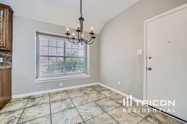 Building Photo - 2785 Greenway Dr