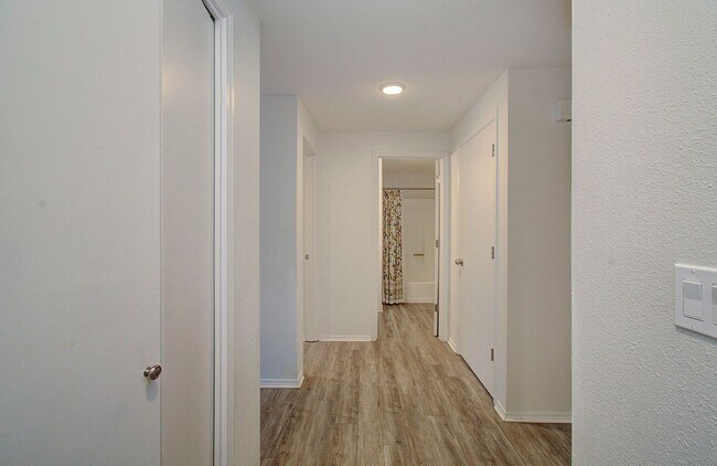 Building Photo - Cozy 2 bdrm 2 bath Condo - HALF OFF the 1s...