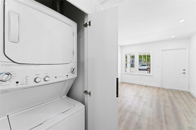 Building Photo - 3155 SW 27th Ln