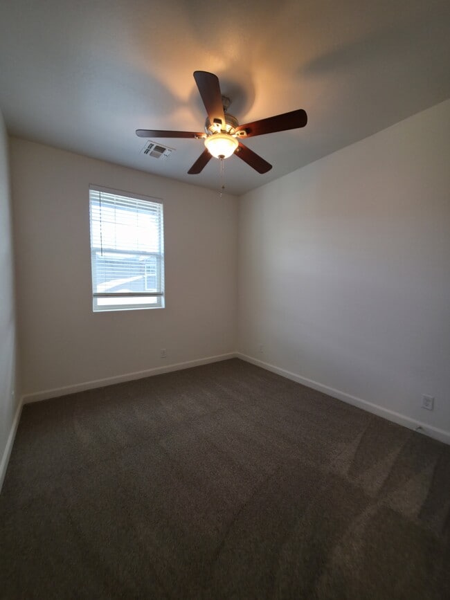 Building Photo - 2512 W Pikes Peak Dr