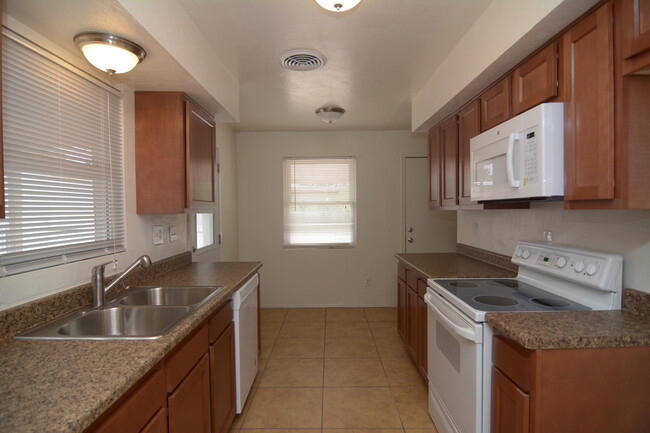 Building Photo - Remodeled 3 Bedroom 1 Bath House! Central ...