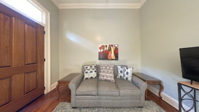 Building Photo - Well-Kept 2-Bedroom, 1-Bath Home in a Desi...