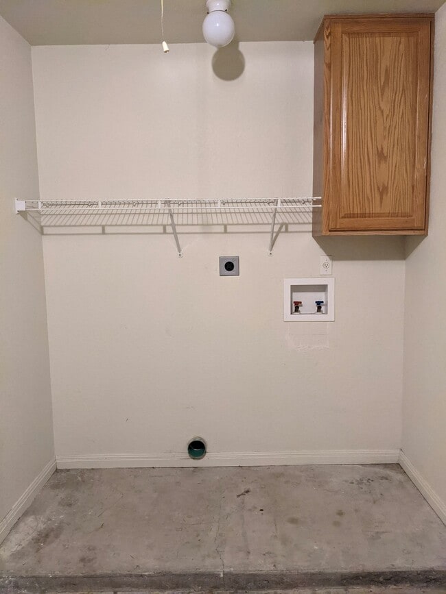 Building Photo - 106 Commercial Dr