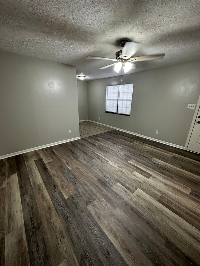 Building Photo - Newly Renovated 1 Bedroom, available Mid A...