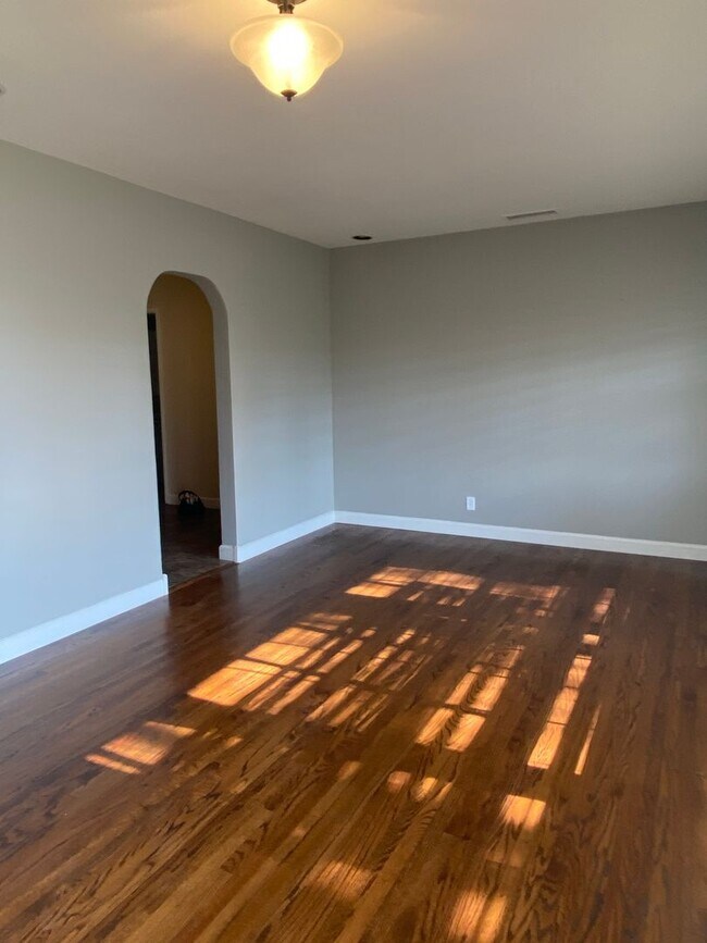 Building Photo - 3BD/2BA Beautiful Riverside Home!!