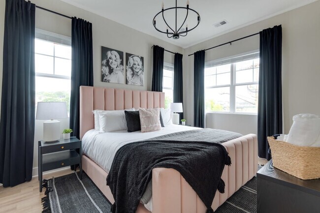 Building Photo - 1405 Napoleon St