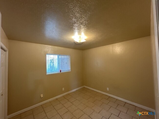 Building Photo - 1814 Crestridge Dr
