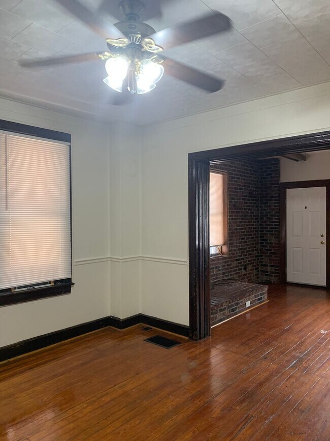 Building Photo - 4 bedroom, 1 bath, 3 story half double house