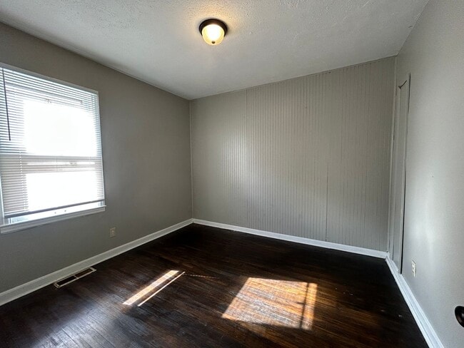 Building Photo - 3 bedroom 1 bathroom house with a bonus room!