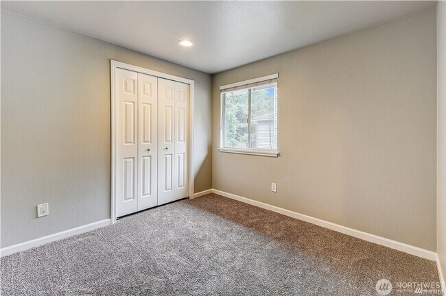 Building Photo - 3bd/2.5ba Renton Home