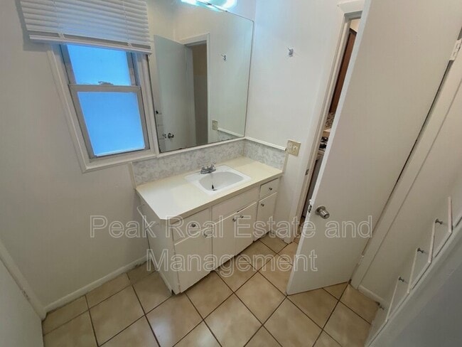 Building Photo - 855 Alexander St SE