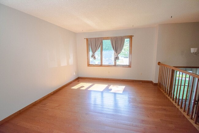 Building Photo - NW Rochester Split-Level with Vaulted Ceilings & Detached 2-Car Garage
