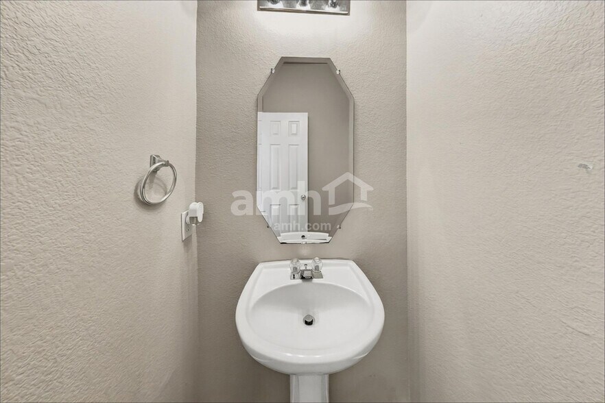 Building Photo - 11500 Gloriosa Dr