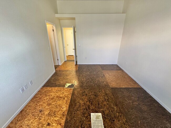 Building Photo - SPACIOUS 2 BEDROOM TOP FLOOR CONDO