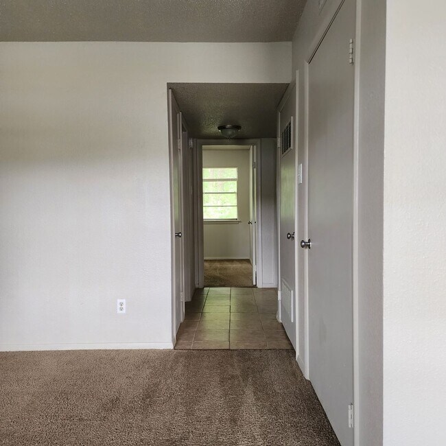 Building Photo - 3BR 1.5BA $900/m & $500 Deposit