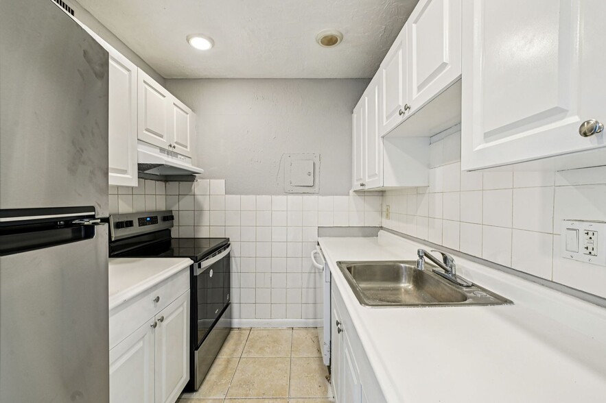 Building Photo - Lakeside Condominiums