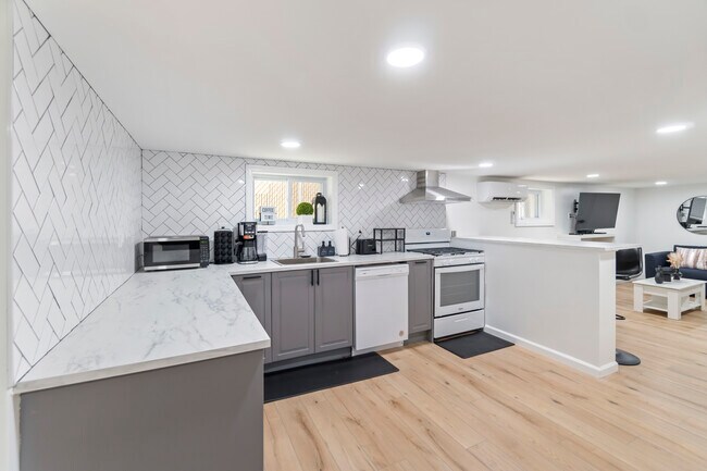 Building Photo - 65 Avenue A