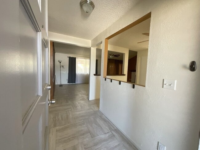 Building Photo - Charming Clovis 3/2 Home with New Solar Sy...
