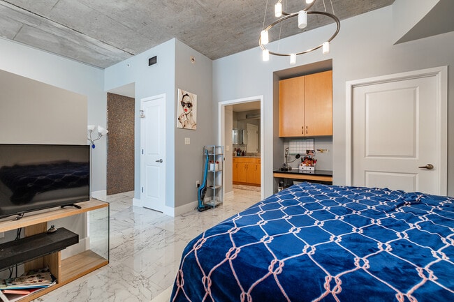 Building Photo - 777 N Ashley Dr