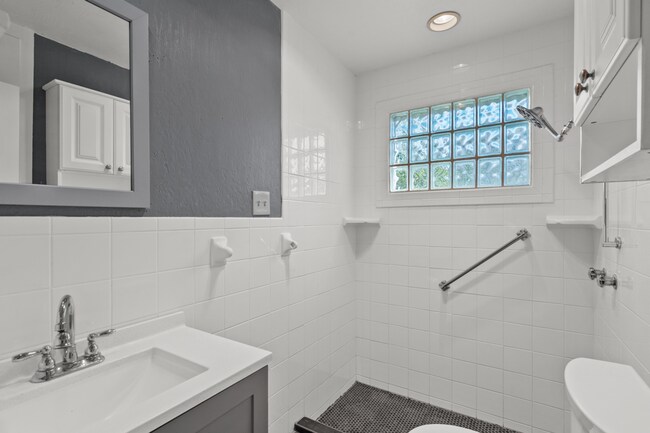 Building Photo - Great 3 Bedroom close to the Beach!