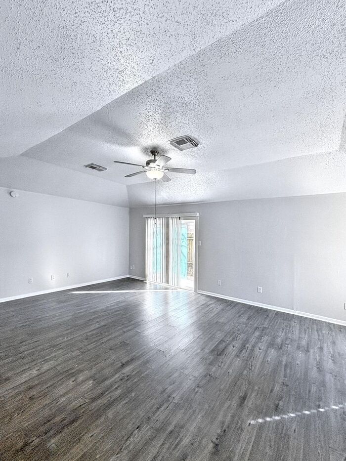 Building Photo - 16230 Pasadero Dr