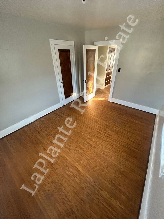 Building Photo - Inviting Toledo Residence with Easy Access to Major Routes