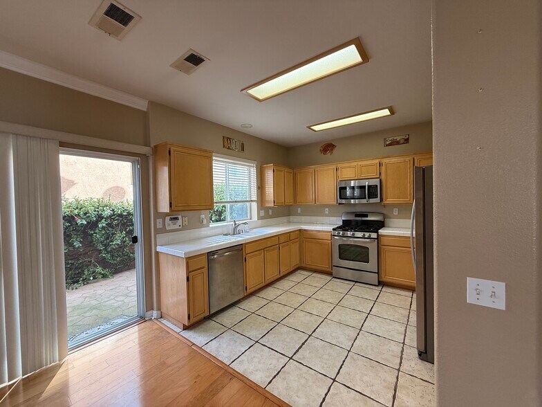 Building Photo - 590 Yarrow Dr