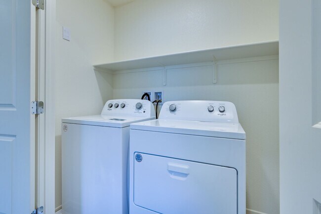 Building Photo - Brand New Townhouse!!! All Appliances incl...