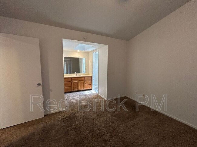 Building Photo - 1378 Queens Cir