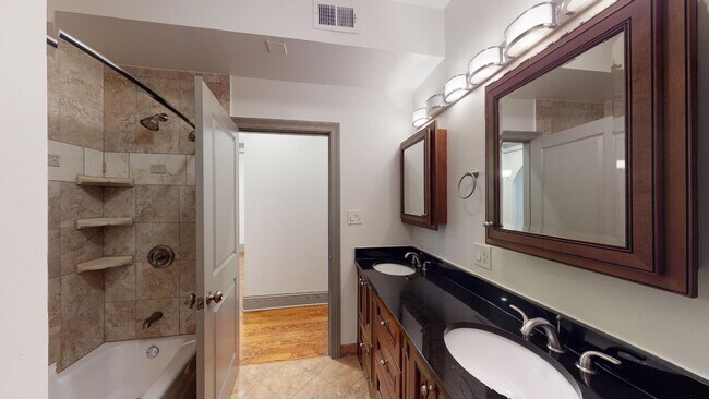 Building Photo - 438 E 45th Pl
