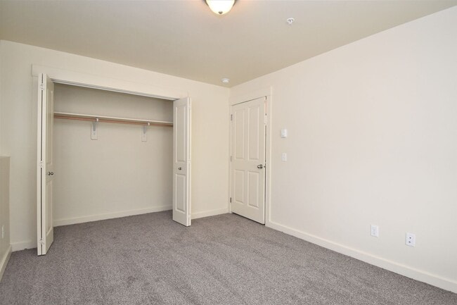 Building Photo - 2 Bed 1 Bath Garden Level Apartment! Easy Access to Downtown, Shopping and MSU!