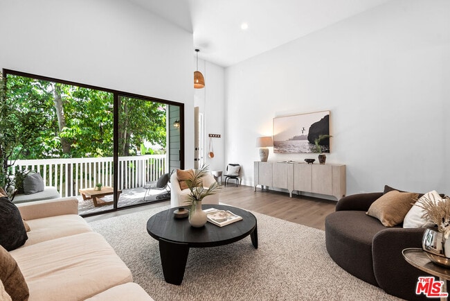 Building Photo - 3516 Vía Dolce