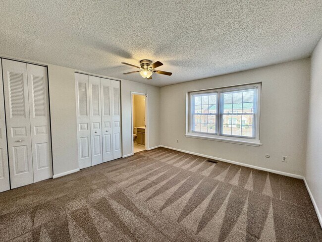 Building Photo - 3-Bedroom Townhome READY NOW!! Fresh Paint...