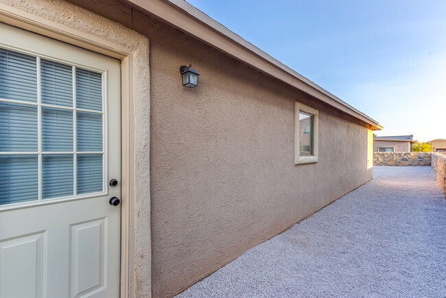 Building Photo - Immaculate Eastside 4-bedroom home in El P...