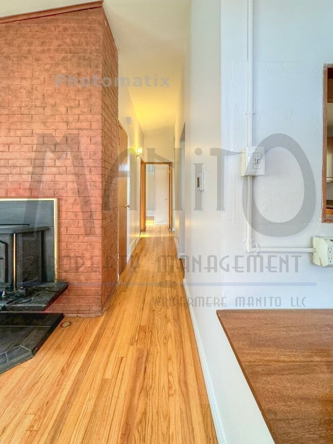 Building Photo - Clean & Quiet Northside Home