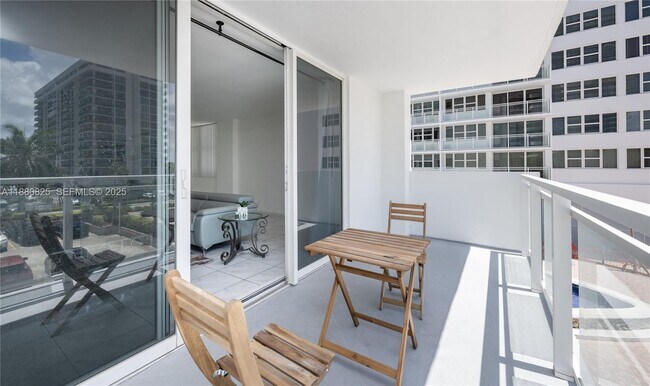 Building Photo - 2030 S Ocean Dr