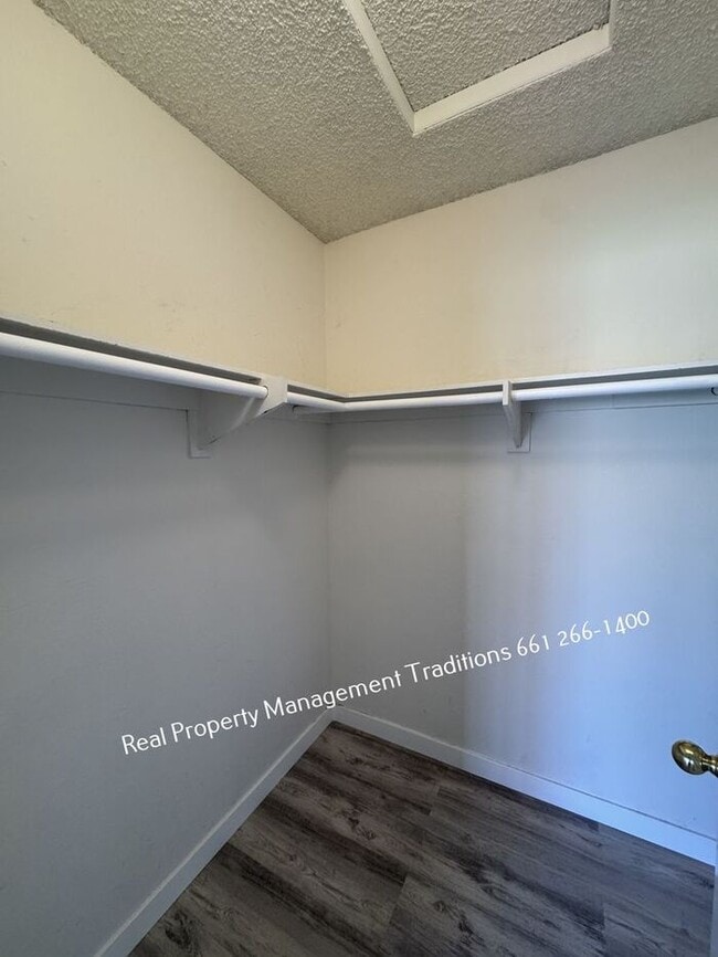 Building Photo - Great 4 + 2 in Rosamond!