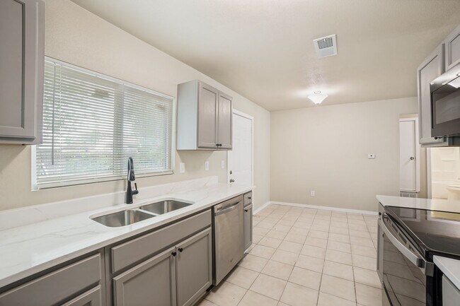 Building Photo - NEWLY-REMODELED 3-BEDROOM HOME IN HERITAGE SUBDIVISION