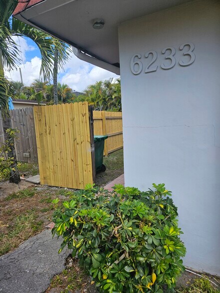 Building Photo - 6231 SW 37th Ct