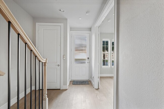 Building Photo - 1005 St Charles St