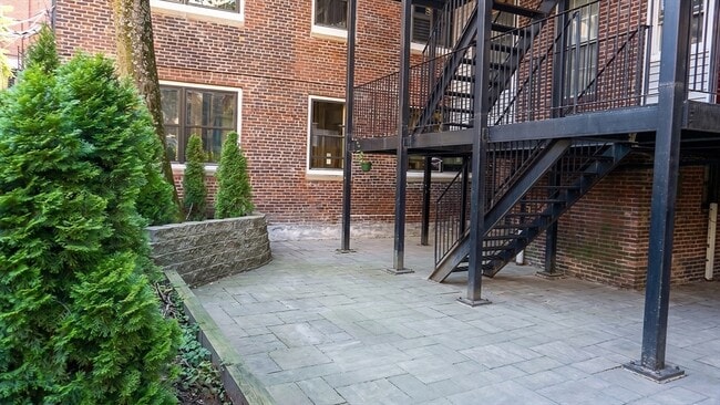 Building Photo - 74 Tyler St