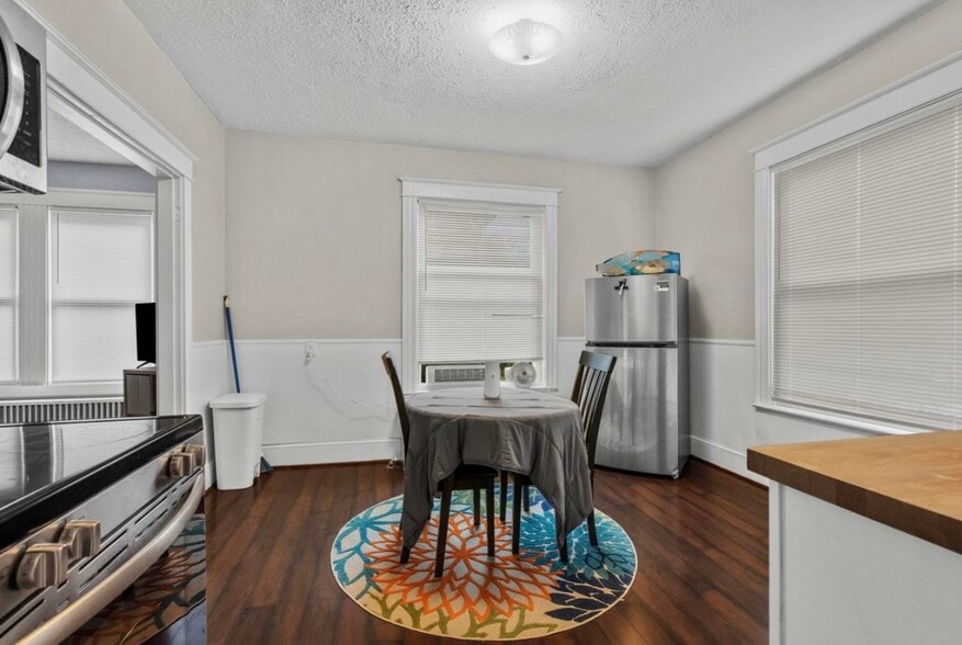 Building Photo - 41 Burbank St