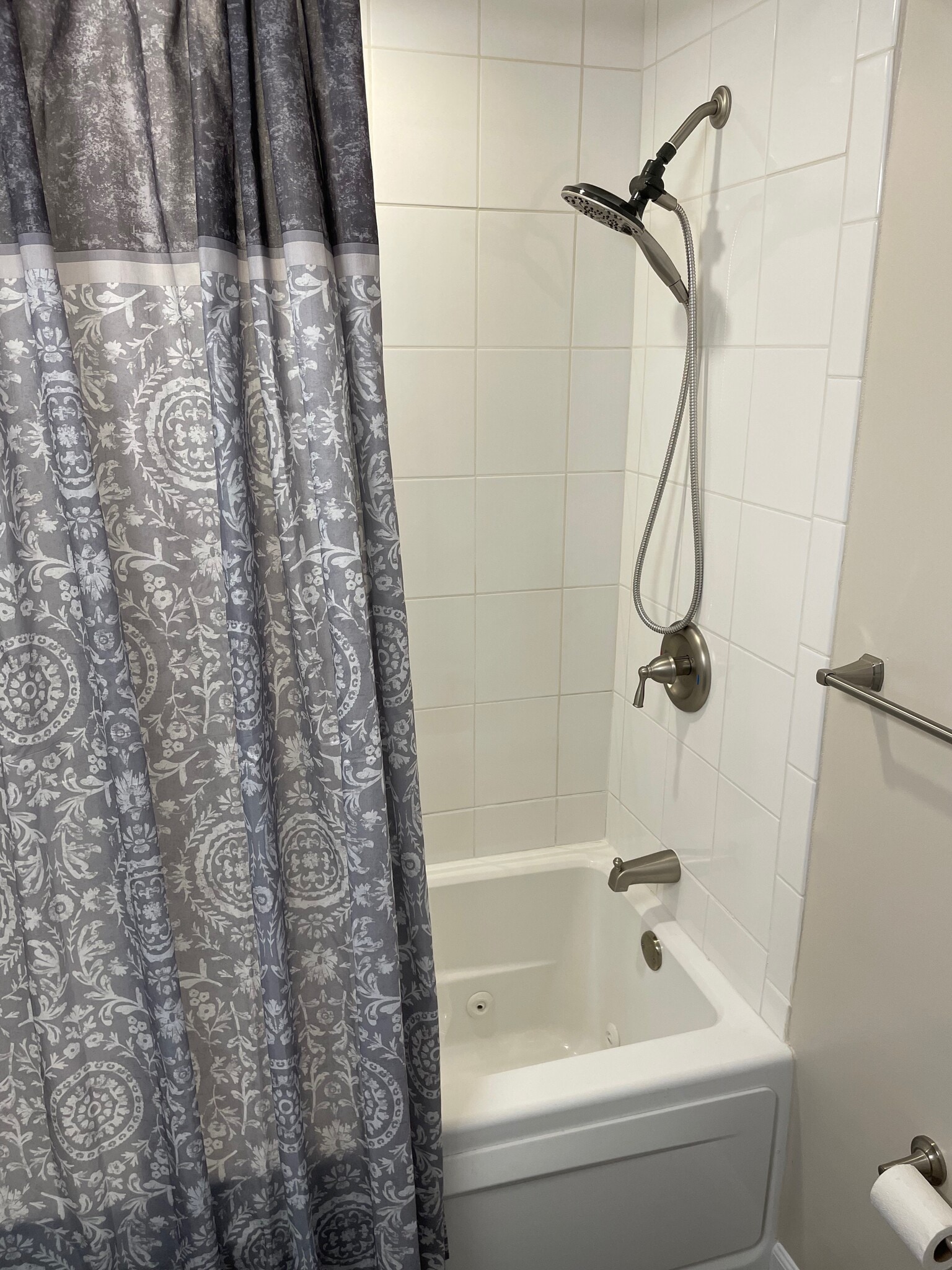 Jetted tub in bathroom - 9851 Hellingly Pl