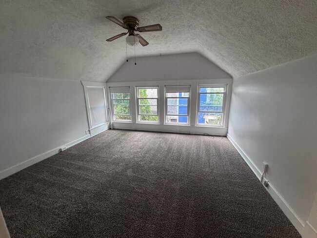 Building Photo - Charming Updated 4 Bedroom in East Council...