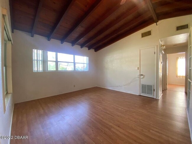 Building Photo - 114 Essex Dr