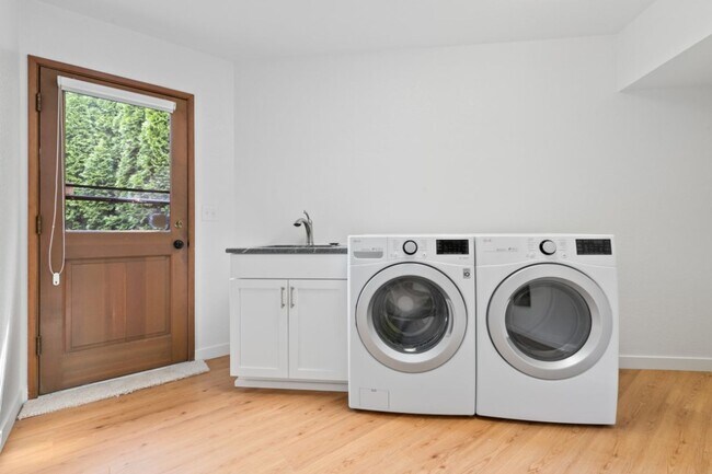 Building Photo - 4Bd/3Ba Seattle House