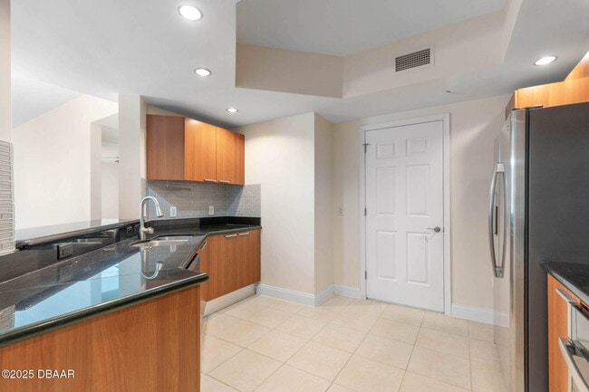 Building Photo - 231 Riverside Dr