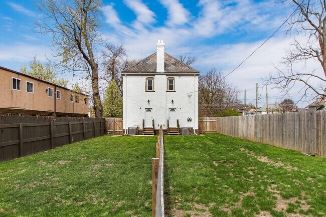 Building Photo - 1013 E Rich St