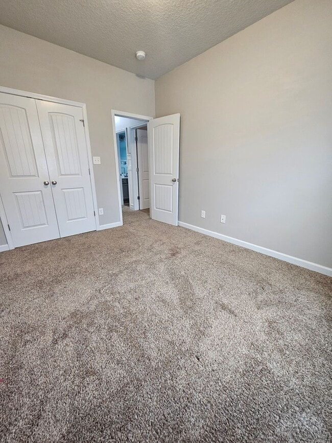 Building Photo - Spacious & Renovated 3 Bed Townhome w/ Garage