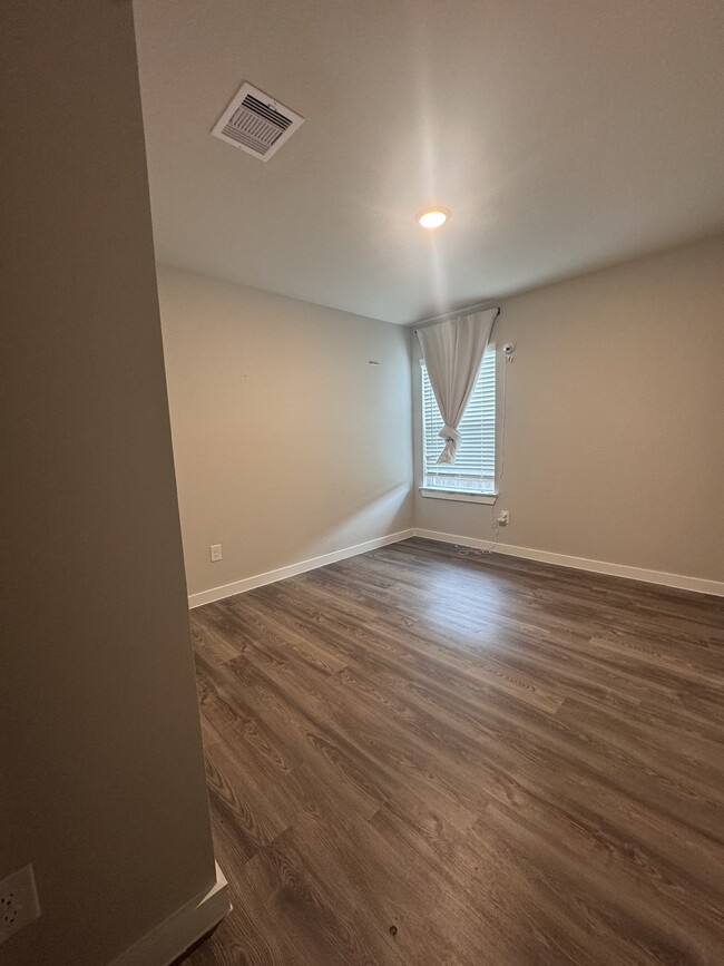 Building Photo - 5017 Evergreen Dr